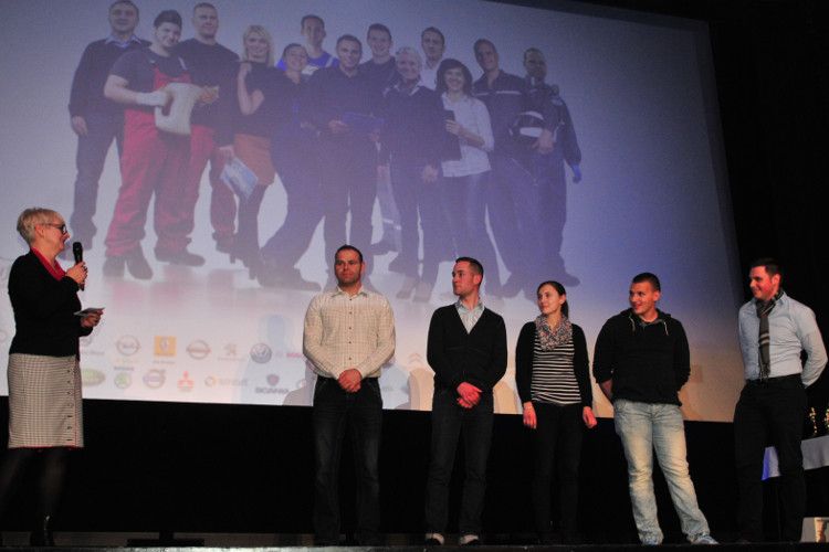 Zunächst bat sie die Hauptdarsteller in den Ausbildungsfilmen auf die Bühne. (Foto: Büttner)