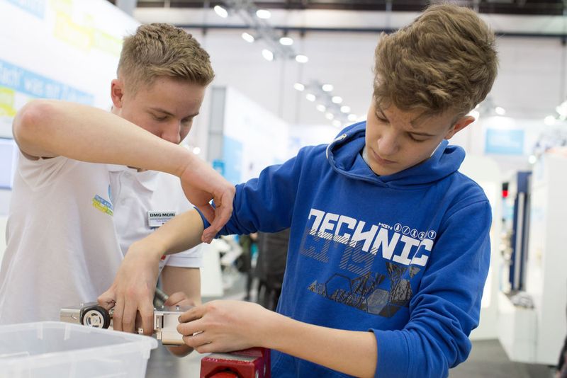 Über 2500 Schüler nahmen and er Sonderschau Jugend der Nachwuchsstiftung Maschinenbau auf der Metav 2018 teil. (Messe Düsseldorf / ctillmann)