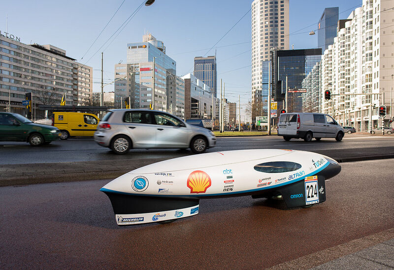 Gegenwart und Zukunft: das Fahrzeug des Teams der Technical University Delft im Stadtverkehr von Rotterdam. (Foto: Shell)