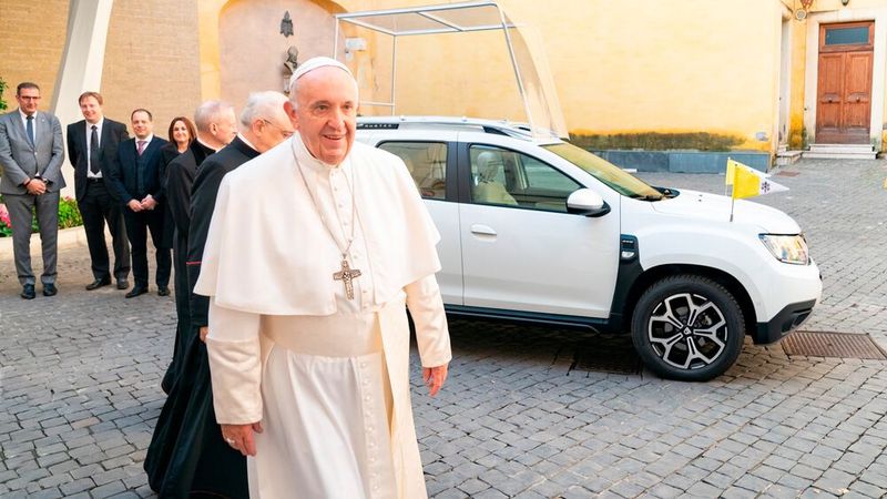 Ende November 2019 wurde von Dacia ein zum Papamobil umgebauter Dacia Duster 4WD vorgestellt. Das neue Papamobil für Papst Franziskus unterscheidet sich von den serienmäßigen Duster-Varianten in erster Linie durch das große Schiebedach im hinteren Dachbereich. Wenn dieses vollständig nach hinten gerollt ist, kann eine abnehmbare Glaskanzel aufgesetzt werden. Für diese musste die Karosserie verstärkt werden. Damit kann das Fahrzeug sowohl für die Fahrten nach der Generalaudienz als auch für Reisen des Papstes außerhalb des Vatikans eingesetzt werden. (Bild: Dacia)