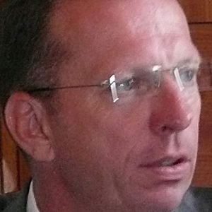 Dr. Thomas Schlick, Geschäftsführer des VDA wünscht sich auf die Fertigungsstrukturen der Automobilbauer angepasste Stahlwerkstoffe: „Die komplexen Geometrien moderner Automobildesigns, nicht nur in der Außenhülle, lassen sich mit Stahl effizienter und damit ökonomischer realisieren als mit allen anderen Werkstoffen.“ Bild: Kuhn
