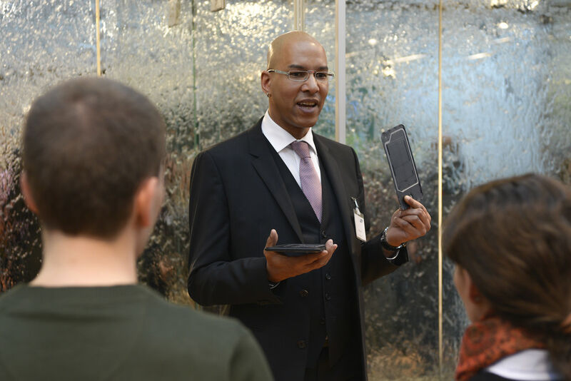 Marcus Jacob von Samsung zeigt das Innenleben des Galaxy Tab Actives. Besonders ist dabei, dass alle Anschlüsse frei liegen und nicht durch Abdeckungen wasserdicht gemacht wurden. (Bild: Samsung)