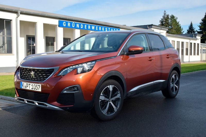 Die Proportionen des Peugeot 3008 sind gelungen, das Chromelement im Schwellerbereich verschlankt die Tallie deutlich. (Holz / »kfz-betrieb«)