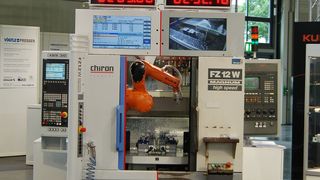 Mit alter und neuer Steuerung sowie mit Roboter und Zeitdisplay ausgestattet, zeigt diese Chiron FZ 12 W, wie durch zusätzliche Fertigungsautomatisierung die Arbeit beschleunigt wird. (Bild: Siemens)