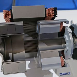 Für Elektromotoren bietet Mahle ein Baukastensystem, bei dem die Rotoren entweder permanent erregt (links) oder fremderregt sein können. Das Besondere ist ein ausgefeiltes Kühlkonzept, das hohe Dauerleitungen ermöglicht.(Bild:  Schmidt – VCG)