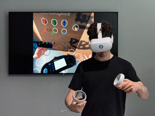 Lernende aus der Elektrobranche haben sich auf ihre Abschlussprüfung zusätzlich mit Virtual Reality-Software vorbereitet. Lernende aus der Elektrobranche haben sich auf ihre Abschlussprüfung zusätzlich mit Virtual Reality-Software vorbereitet.