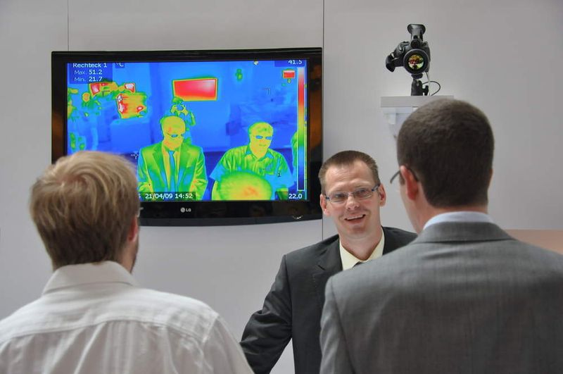 Ob festinstallierte oder mobil eingesetzte Infrarotkameras: Die neuen Gerätegenerationen von Flir Systems helfen, Gaslecks oder andere Anomalien im Herstellungsprozess aufzudecken.  (Bild: PROCESS)