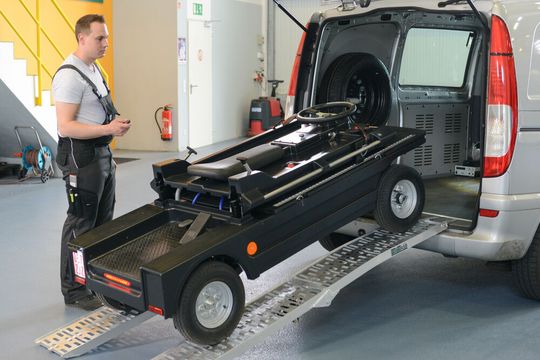 Mit umgeklapptem Fahrerstand ist das „HopOn“ Classic gerade einmal 60 Zentimer hoch und passt so in jeden Kastenwagen.(Bild:  Carit Automotive)