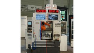 Mit alter und neuer Steuerung sowie mit Roboter und Zeitdisplay ausgestattet, zeigt diese Chiron FZ 12 W, wie durch zusätzliche Fertigungsautomatisierung die Arbeit beschleunigt wird. (Bild: Siemens)
