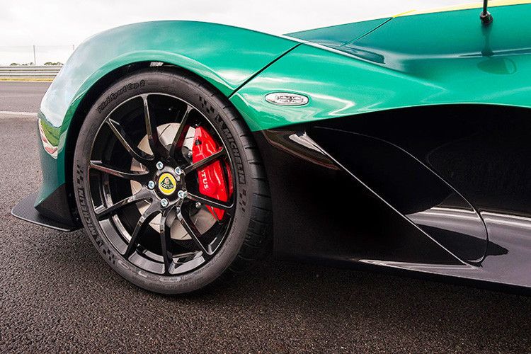 Der Rennbolide rollt auf Reifen der Dimension 215/40 ZR18 (vorn) und 275/30 ZR19 (hinten). (Foto: Lotus)