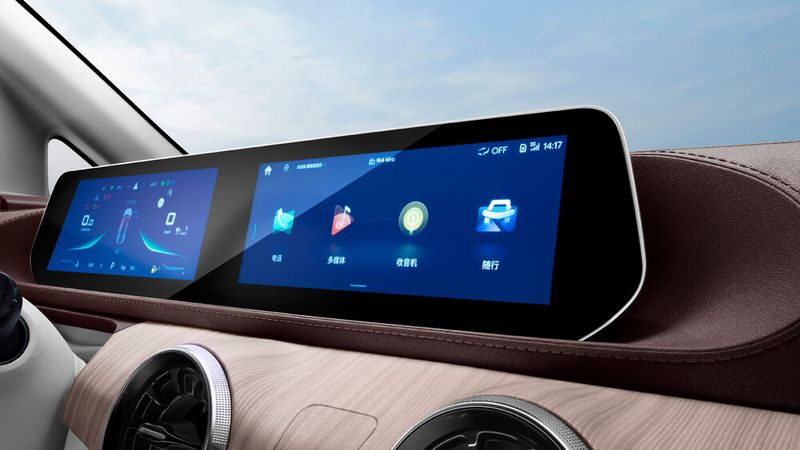 Die Bedienung erfolgt im wesentlichen mithilfe eines Doppeldisplays aus Instrumentenanzeige und Infotainmanet-Touchscreen. (Bild: Indimo)