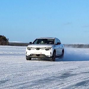 Die Version des VF 8 mit der 87,7 kWh großen Batterie kostet rund 300 Euro mehr.(Bild:  Autoren-Union Mobilität / Vinfast)