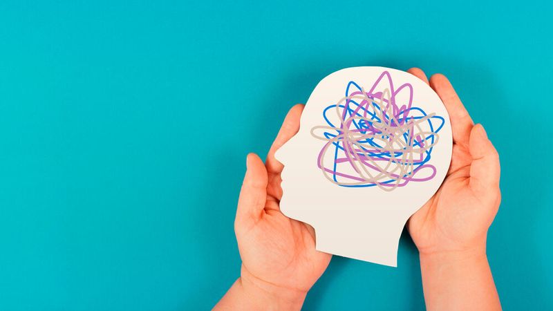 Verwenden Sie weniger Füllwörter und Phrasen. Aus Angst vor der Stille füllen viele Menschen die Pausen mit „ähm“ oder „ööh“. Diese Laute ergeben keinen Sinn und lassen Sie schnell unvorbereitet wirken. Akzeptieren Sie deshalb die Stille und verzichten Sie zudem darauf Phrasen, wie „denke ich mal“ einzuwerfen. Diese tragen meist nichts zum Satz bei, sondern lassen Sie unsicher in ihrer Argumentation wirken. Doch niemand lernt von heute auf morgen! Nehmen Sie sich bei einem Gespräch auf und achten Sie im Nachgang auf Ihre Wortwahl und den Sprechfluss. Auf diese Weise sensibilisieren Sie sich dafür und können aktiv daran arbeiten.  (Bild: © Berit Kessler – stock.adobe.com)