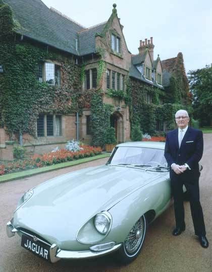 Jaguar-Gründer Sir William Lyons vor einem E-Type. (Archiv: Vogel Business Media)