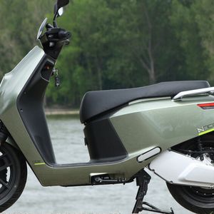 Neben einem Haupt- bietet das Modell auch einen Seitenständer.(Bild:  sp-x/Mario Hommen)