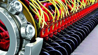 In kombinierte Direktsaatmaschinen, die sowohl die Primär- als auch die Sekundärbodenbearbeitung in einer Maschine vereinen, werden bis zu 100 Rillenkugellager eingebaut. Bild: Montage Alexandr Loskutov – Fotolia.com / Sell Media Company (Archiv: Vogel Business Media)