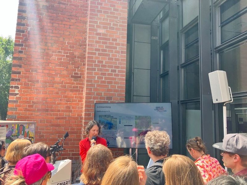 Zum Beispiel „Krass, ist das nass! Was Starkregen mit Berlin macht – und mit Deinem Haus“. Lisa Junghans, Projektleiterin von Smartwater beim Kompetenzzentrum Wasser Berlin (KWB), teilte mit, dass das Berliner Portal zum Thema Starkregen ud Hochwasser bald online sein wird. Auf der CityLAB Sommerkonferenz gab sie einen Vorgeschmack auf das digitale Tool.  (Bild: Serina Sonsalla / Vogel IT-Medien)