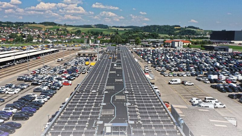 An den Compounds von Hödlmayr International werden Tausende von Fahrzeugen abgefertigt. Das Team behält dank softwaregesteuerter Prozesse den Überblick.(Bild:  Inform)