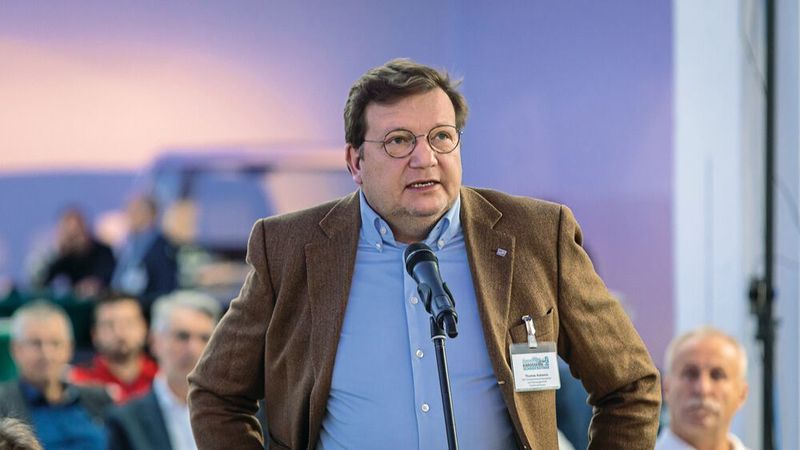 ZKF-Hauptgeschäftsführer Thomas Aukamm stellte einen neuen Lehrgang des ZKF zum Thema fachgerechtes Kleben vor. (Stefan Bausewein)