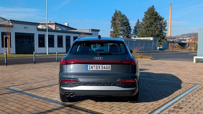 Nur am Heck kamen die Designer nicht mehr am heute obligatorischen, über die ganze Wagenbreite reichenden Leuchtenband vorbei. Das führt übrigens beim Entriegeln der Türen eine ganz tolle Lichtershow auf. (Bild: Mauritz – VCG)