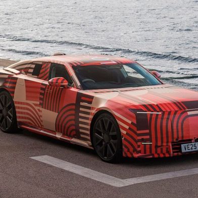 Vom kommenden Type 01 zeigt Jaguar jetzt Bilder eines nur noch leicht getarnten Prototypen (Bild: Jaguar)