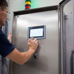 Die durch Sensoren ermittelten Daten der Waschanlagen tragen einen Teil zur Transparenz beim Verbrauch von Reinigungsmitteln und chemischen Additiven bei.(Bild:  Siemens)