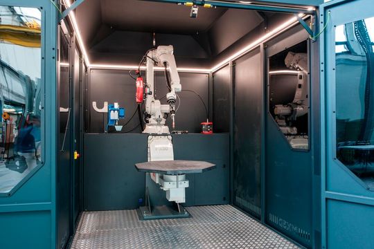 Der robotergestützte 3D-Drucker für das WAAM-Verfahren an der Empa in der Schweiz. Man will es vor allem erreichen, dass man defekte und dabei fest verbaute Stahlteile (etwa an Brücken oder anderen Bauwerken) mobil reparieren kann. Um auf das Vierfache könnte man in Sachen Standzeit so kommen. Und das Ganze ist auch noch materialeffizient ...(Bild:  Empa)