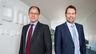 Dr. Thomas May (li), ifm Geschäftsführer, und Dr. Bernd Buxbaum Geschäftsführer pmdtechnologies, planen gemeinsam für die Zukunft. (ifm)