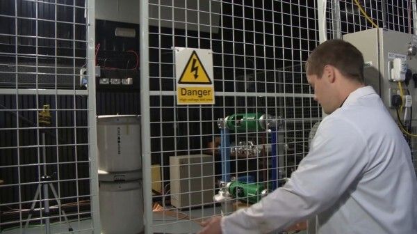 Das Experiment fand unter umfassenden Sicherheitsvorkehrungen statt (Bild: TDHVL)