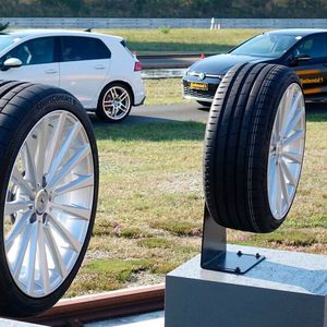 Bei mehreren Testaufgaben konnten die Pressevertreter den Neuling mit seinem Vorgänger Sport-Contact 6 vergleichen.(Bild:  Rosenow/»kfz-betrieb«)