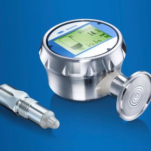 Der hygienegerechte Drucksensor PBMN Flush sowie der Füllstandsschalter Cleverlevel LBFS von Baumer überwachen den Füllstand in den Mixtanks bei Froneri.(Bild:  Baumer)