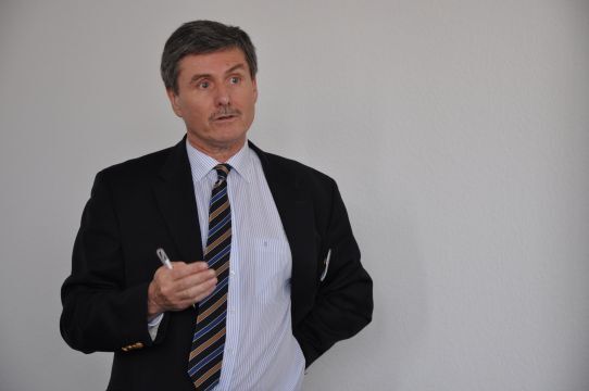 Ferdinand Dudenhöffer erläuterte die grundlegenden Unterschiede der beiden Käufergruppen. (Archiv: Vogel Business Media)
