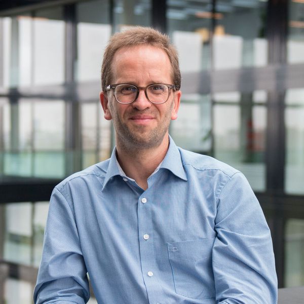 Klaus Müller, Vorstand des Verbraucherzentrale Bundesverbands: „Der vzbv begrüßt, dass ab sofort für Fruchtsäfte ohne Kohlensäure eine Pfandpflicht eingeführt wird. Das vermeidet Vermüllung und erhöht die Recyclingquote bei Kunststoffen. Verpflichtend Mehrwegverpackungen anzubieten, wo Getränke und Essen zum Mitnehmen verkauft werden, ist ebenfalls ein Schritt in die richtige Richtung. Verbraucherinnen und Verbraucher sollen künftig die Wahl zwischen To-Go-Einwegverpackungen und Mehrwegverpackungen haben.  Doch durch die weit gefassten Ausnahmeregelungen – die Regelung gilt ab einer Verkaufsfläche von 80 Quadratmetern und fünf Mitarbeitern – werden tatsächlich nur wenige Anbieter zum Angebot von Mehrweg verpflichtet. So werden wir leider das Ziel verfehlen, dass endlich weniger Einwegmüll produziert wird. Hinzu kommt, dass das Gesetz nur Einwegkunststoffe berücksichtigt. Zwangsläufig weichen Anbieter auf andere Materialien, wie Verpackungen aus Pappe, Papier oder Aluminium, aus, die nicht umweltfreundlicher sind. Echte Reduktion von Verpackungsmüll sieht anders aus. “ (Bild: Corinna Guthknecht)