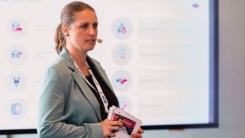 Jana Hitzer von Real Garant erklärte in ihrer Spotlight Session, wie eine Servicegarantie die Kundenbindung im Autohaus verbessern kann. (Bild: Stefan Bausewein)