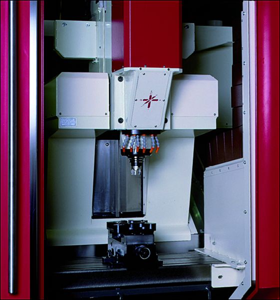 Bild 1: Eine schnell einsetzbare Arbeitsraum-Trennwand teilt den großen Arbeitsraum. (Archiv: Vogel Business Media)