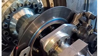 Was man hier sieht, ist eine zum üblichen Grauguss mögliche Alternative für eine Bremsscheibe, die Zukunft haben dürfte! Das, weil noch Ende des Jahres eine weitreichende Änderung in Sachen Feinstaubregelung greifen wird. Sie besteht aus Edelstahl! Und hier erfahren Sie mehr ... (Bild: TU Chemnitz)