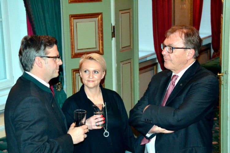 Die angereisten Preisträger hatten genügend Zeit, um sich mit den Führungskräften vom Mazda Deutschland zu unterhalten. (Foto: Mauritz)