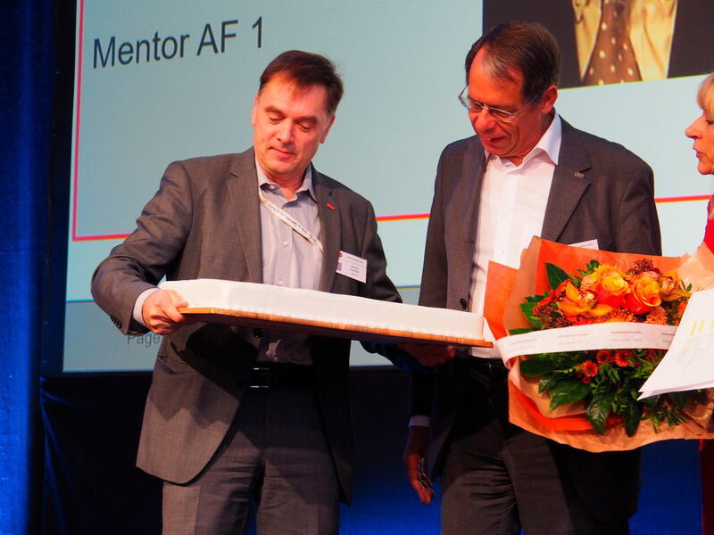 Heinrich Engelhard, Managing Director Namur (left), handing over the Namur cake to Honorary Member Thomas Tauchnitz. (Mühlenkamp / PROCESS)