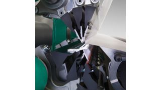 CFK-Barren in einer Hochleistungs-Kettenwirkmaschine (Karl Mayer Composite Parts)