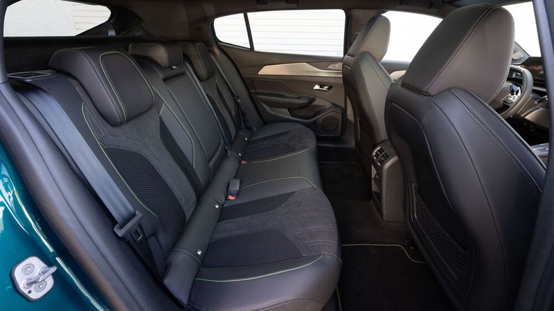 Im Fond gibt es viel Kniefreiheit. (Bild: Peugeot)