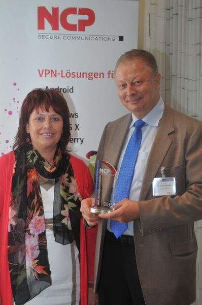 Beate Dietrich (NCP) überreicht den Award „Best International Business“ an Dr. Volker Strecke (Computerlinks). (NCP)