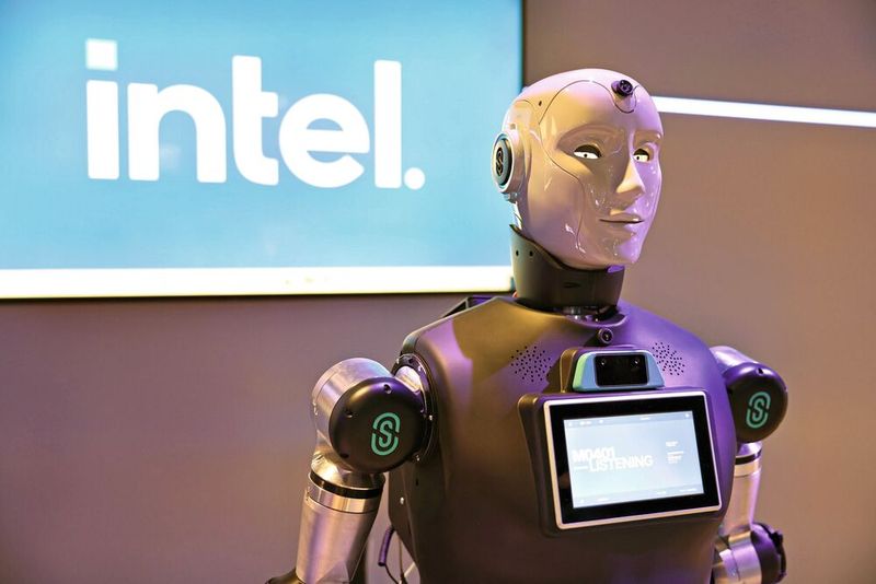 RoBee: Oversonics humanoider Assistenzroboter nutzt Intels Core-Ultra-300-SoC („Panther Lake“) für KI-Inferenz direkt im Gerät, etwa für Sprache, Wahrnehmung und einfache Entscheidungslogik. (Bild: Intel)