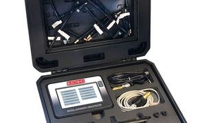 Der Drucktester von Busching und sämtliche Adapter finden Platz in einem Hartschalenkoffer. (Busching)