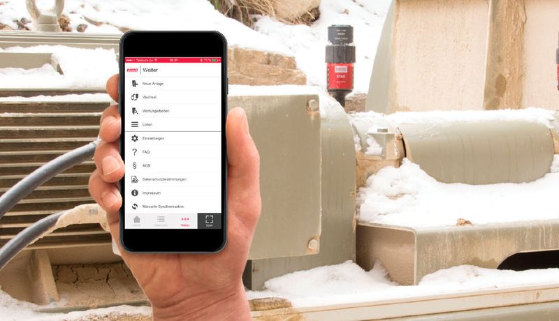 Perma Tec unterstützt mit ihrer App „Perma MLP“ den Nutzer von Perma-Produkten bei der Durchführung von Wartungsarbeiten und deren Dokumentation. Scannt man den QR-Code, der auf dem Etikett der Schmiersysteme angebracht ist, können Produktinformationen gelesen, in der App und der Webanwendung verarbeitet und anschließend mit einer Datenbank synchronisiert werden. (Bild: Perma Tec)