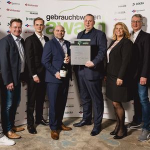 Platz 2 in der Kategorie Vertragshandel geht an Automobile Darmas in Castrop-Rauxel (hier mit Juroren).(Bild:  Stefan Bausewein)