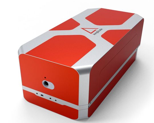 Kurzgepulste Laserbearbeitung auf Frankreich. Mit dem UKP-Lasersystem Satsuma X bringt Amplitude einen, wie es heißt, multifunktionalen Femtosekundenlaser im kompakten Gehäuse an den Start. Was er alles kann, verrät der Hersteller hier ...(Bild:  Amplitude)