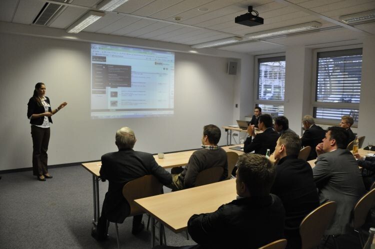 Marie-Therese Seefelder (Mobile.de-Superpraktikantin) erläuterte den Teilnehmern, wie sie die Vermarktung und die internen Prozesse mithilfe moderner Fahrzeugverwaltungs-Tools optimieren können. (Foto: Richter)