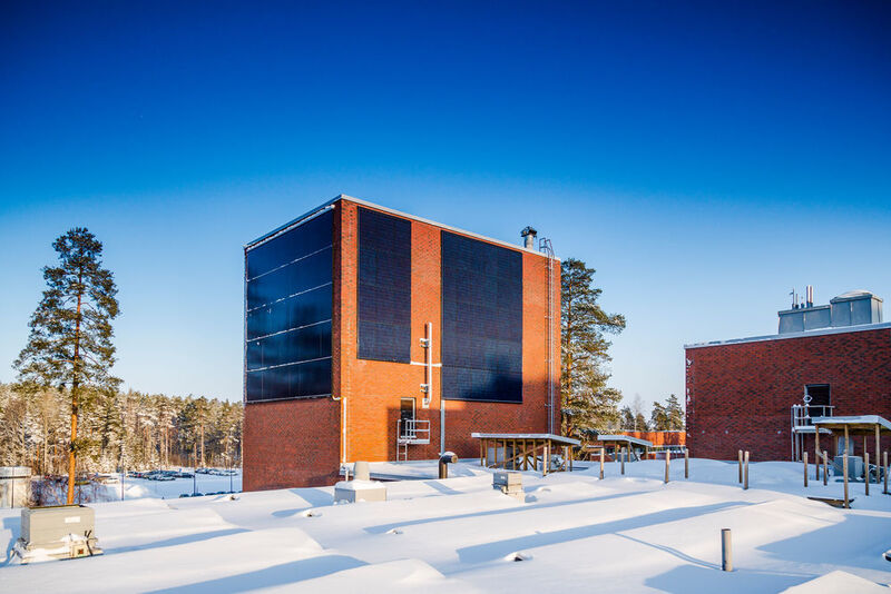 Der am Technischen Forschungszentrum Finnland (VTT) gewonnene Sonnenstrom liefert die notwendige Energie für die an der Lappeenranta University of Technology (LUT) entwickelte Elektrolyseeinheit, die den notwendigen Wasserstoff produziert. (Teemu Leinonen)