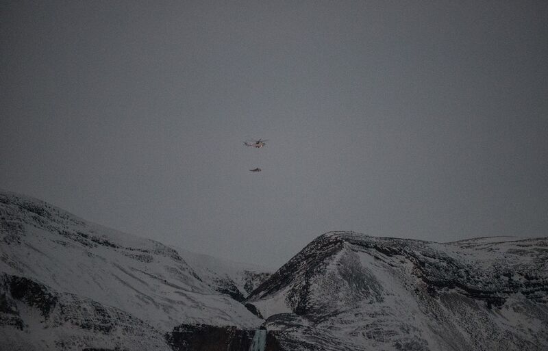 Rettung aus der Schneewüste: Der Rettungshubscharuber war nach einer harten Landung mit beschädigtem Fahrwerk auf einer Bergkuppe am nördlichen Polarkreis gestrandet. (Bild: Air Charter Service)