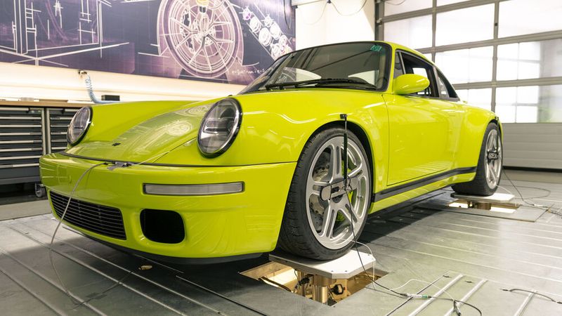 Seit knapp 20 Jahren setzt KW einen Vertikaldynamik-Prüfstand zur Fahrwerkentwicklung ein, den kein anderer Fahrwerkhersteller, der vorwiegend auf das unabhängige Aftermarket- und Tuningsegment setzt, besitzt. (Bild: KW automotive)